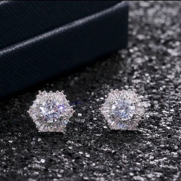 CUTE Hexagon Shape Cubic Zirconia Stud Earrings - Picture 3 of 8